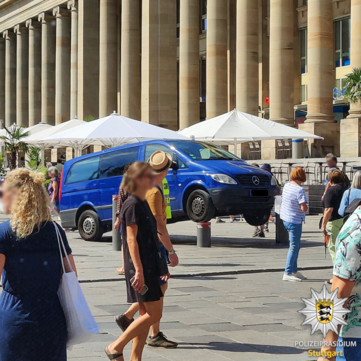 PP_Stuttgart's tweet photo. #Mitte Alltägliche Streife? Gestern nicht. Als unsere Kollegen von der Königstraße in die Bolzstraße abbiegen wollten, erhob sich unerwartet ein Poller aus dem Boden und hob unseren Vito in die Luft. Zum Aufsteiger-Facebook-Post ▶ https://t.co/hqZ4ZlvKfE Eure #Polizei #Stuttgart https://t.co/ci2LeNMFt8