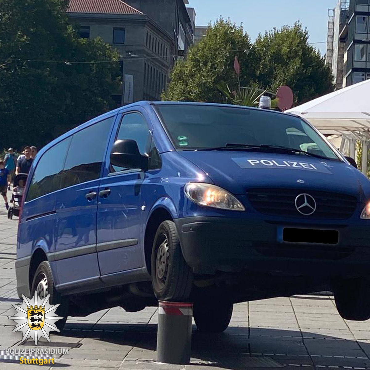 PP_Stuttgart's tweet photo. #Mitte Alltägliche Streife? Gestern nicht. Als unsere Kollegen von der Königstraße in die Bolzstraße abbiegen wollten, erhob sich unerwartet ein Poller aus dem Boden und hob unseren Vito in die Luft. Zum Aufsteiger-Facebook-Post ▶ https://t.co/hqZ4ZlvKfE Eure #Polizei #Stuttgart https://t.co/ci2LeNMFt8