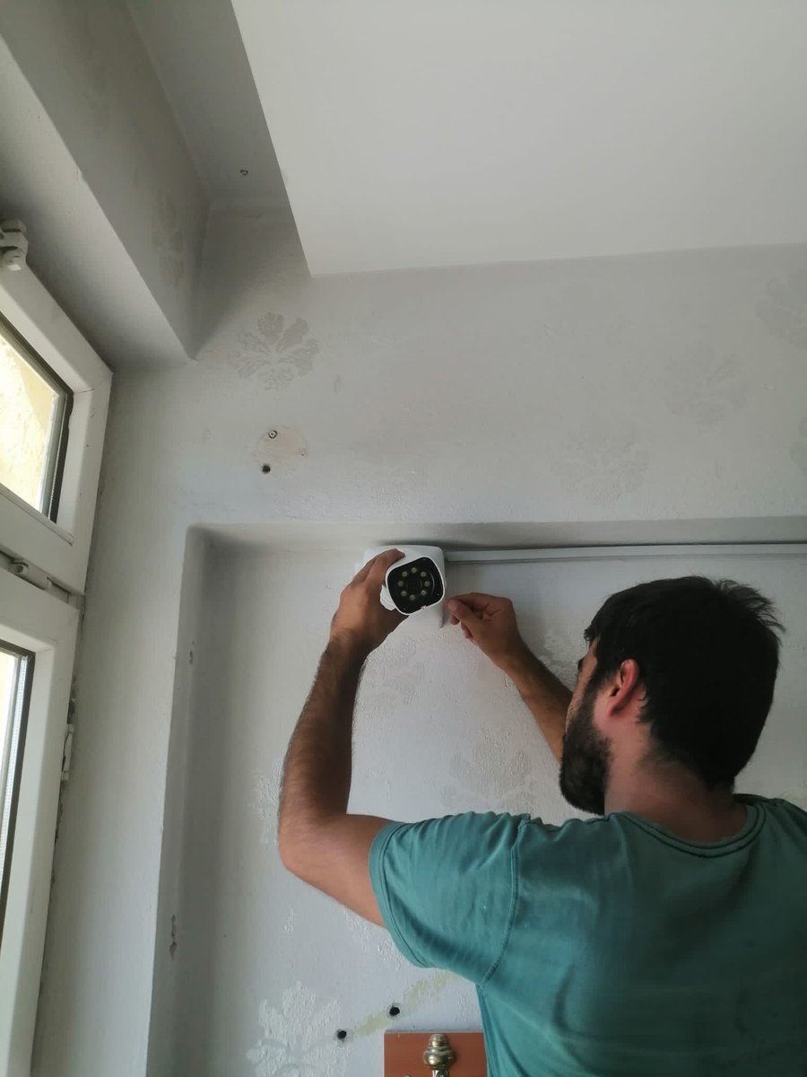 Temel Eğitimde 10000 Okul Projesi kapsamında okulumuzdaki arızalı olan kameralar ve ses sistemleri yenilenmiştir.
<a href="/AdemKoca46/">Adem Koca</a> 
@harungergin 
<a href="/mut_mem/">Mut İlçe MEM</a> 
<a href="/MersinMEM/">Mersin İl Millî Eğitim Müdürlüğü</a> 
<a href="/Isayuksel3370/">İsa Yüksel</a>