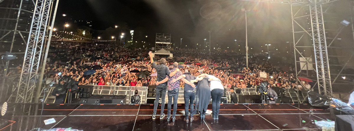 laorejadevgogh's tweet photo. En Bilbao la lluvia solo fue un inconveniente. Se puso a llover y nadie dejó el concierto. Al revés: vuestra respuesta a la tormenta fue cantar aún más fuerte que ella. Noche épica para el recuerdo. Mila esker, benetan. https://t.co/K2AGL6GlNj