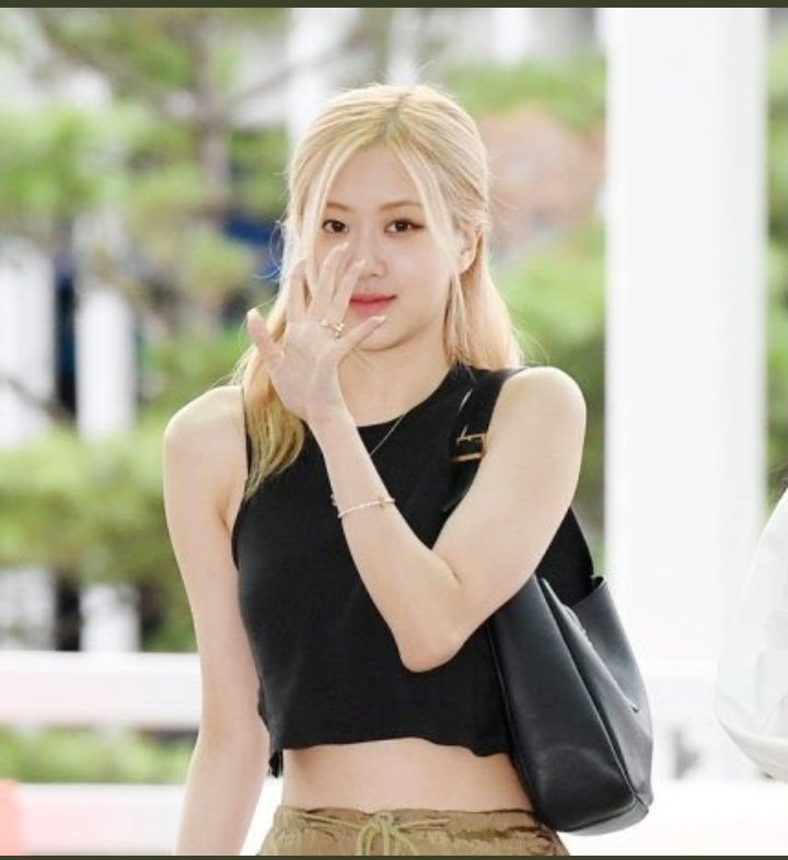 07__jf's tweet photo. Que divina @BLACKPINK #PINKVENOM #LISA #JENNIE #JENLISA #ROSE #JISOO #chaeso #KPOP #지수 #제니 #로제 #리사 https://t.co/tXZO1H1nDF
