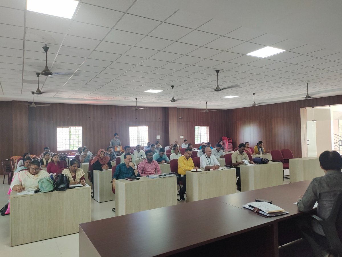IecMangaluru's tweet photo. ದಿನಾಂಕ 25/08/2022 ರಂದು ಡಾ.ಎಂ ಆರ್ ಏಕಾಂತಪ್ಪ, ನಿರ್ದೇಶಕರು (ಆಡಳಿತ -1) ಕರ್ನಾಟಕ ಪಂ.ರಾಜ್ ಆಯುಕ್ತಾಲಯ ಇವರ ಅಧ್ಯಕ್ಷತೆಯಲ್ಲಿ ಮಂಗಳೂರು,ಉಳ್ಳಾಲ ಮತ್ತು ಮುಲ್ಕಿ ತಾಲೂಕು ಪಂಚಾಯತ್ ಗಳ ಪಂಚಾಯತ್ ಅಭಿವೃದ್ಧಿ ಅಧಿಕಾರಿಗಳೊಂದಿಗೆ ಪ್ರಗತಿ ಪರಿಶೀಲನೆ ಸಭೆ ನಡೆಯಿತು. https://t.co/KQNeZqDdDg