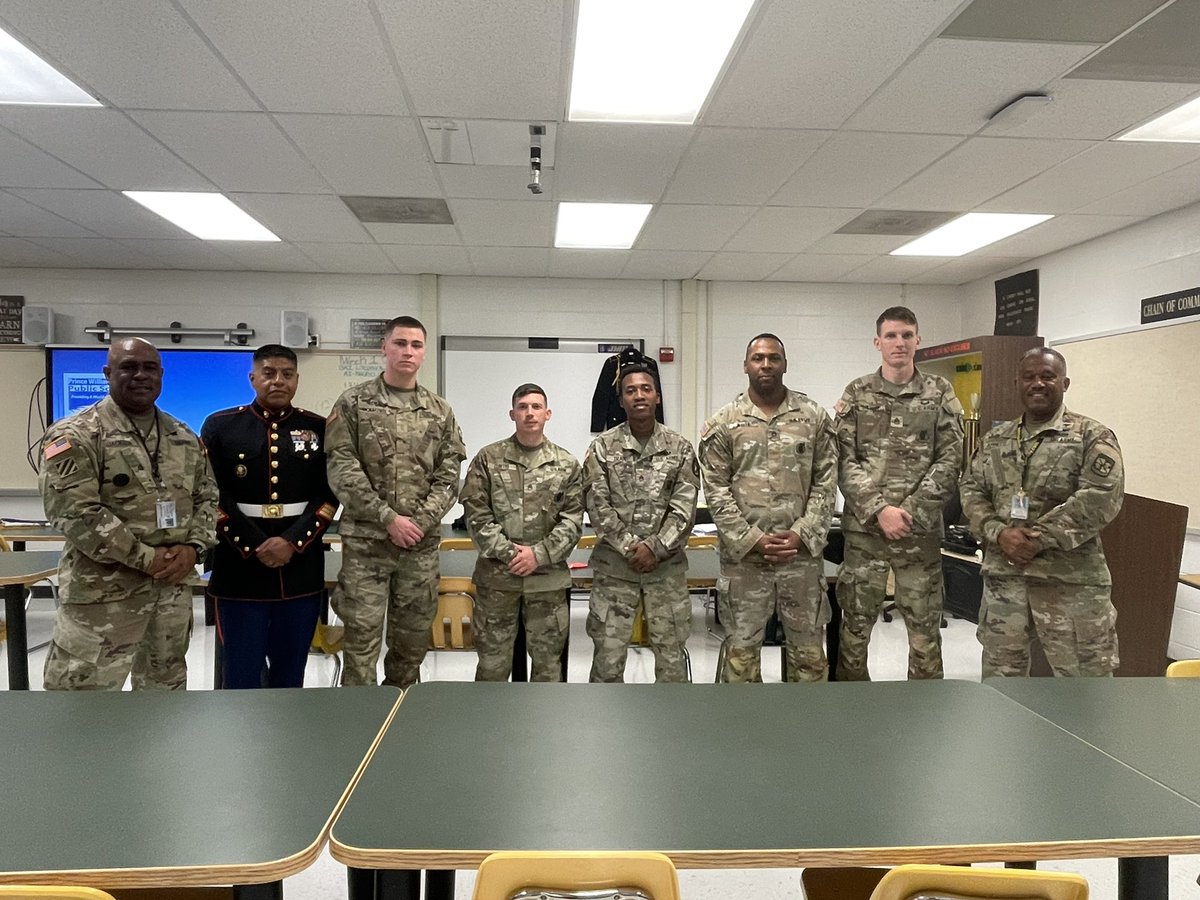 Welcome Back to School also means welcome back to learning about post high school careers and paying for college. Thank you Army, Marines, not pictured was the Navy, recruiters for your support!@Counseling_WSHS @WoodbridgeHS <a href="/CTE4pwcs/">PWCS Career & Technical Education</a>