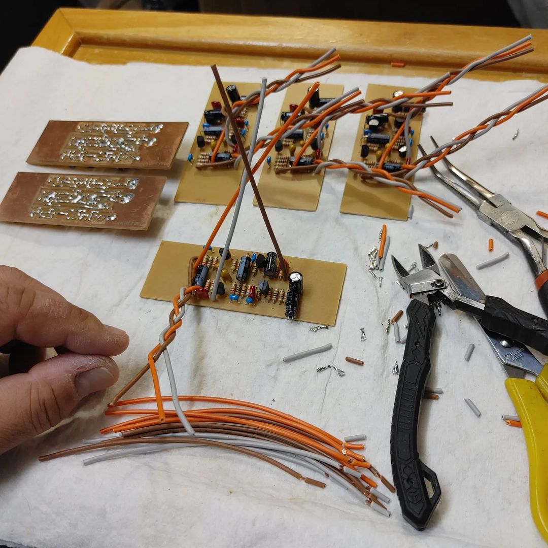 EFFECTORNICS's tweet photo. 独自の研究による回路と職人技を利かせた地道な手作り品だからこそ出せる音。
単に図面を真似したところで同じ作用にはならないからこそ、回路丸出しでもこの四半世紀、世界のどこからも類似品やコピー品が出回らないんです。
それだけは僕の強みだと自信を持って言えるところです。
#MagicalForce https://t.co/dm7ZQUervB
