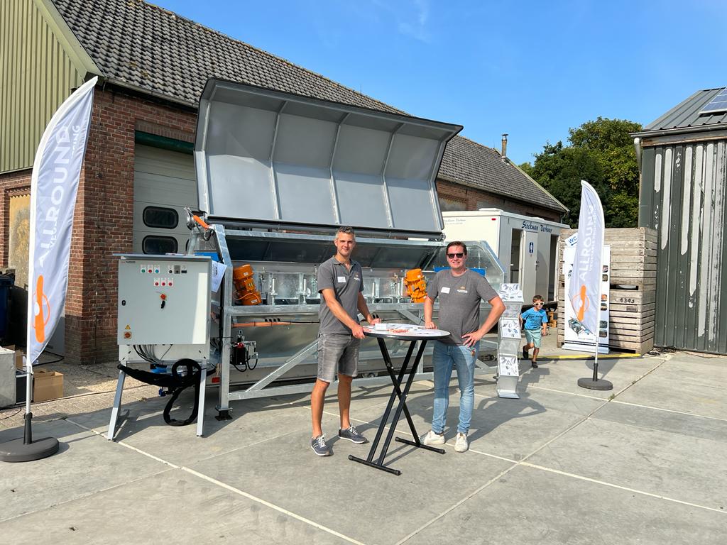 AllroundVP's tweet photo. Today we are attending the 'Uiendag' in Colijnsplaat. Our dynamic duo Joost posthumius & Huib Smit are available for all your questions about our solutions for onions!🧅
#allroundvp #uiendag #rusthoeve https://t.co/NoH9sICwwy