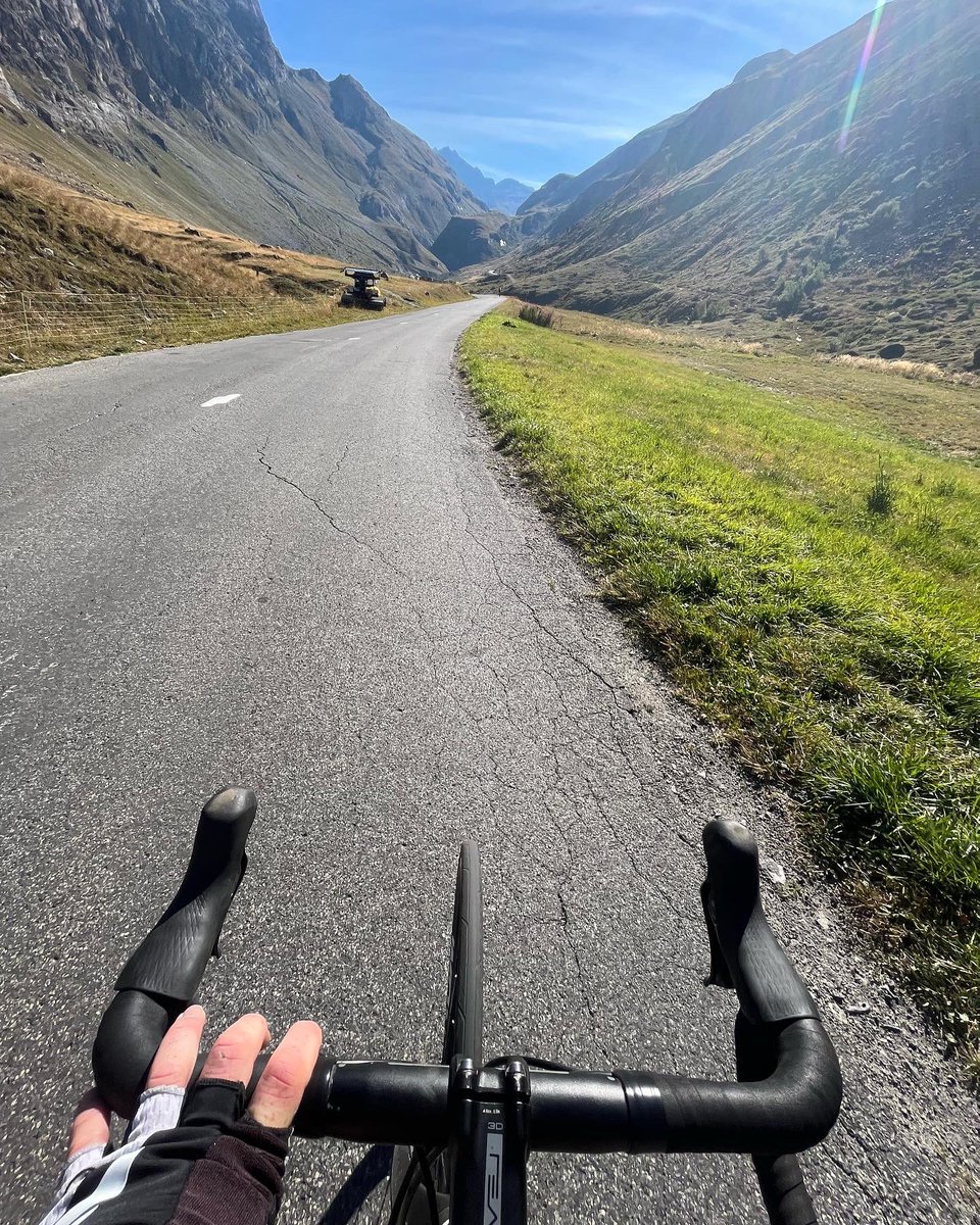 russweeman85's tweet photo. First col in the alps done ✅ #iseran https://t.co/OxSQ6SWDe9