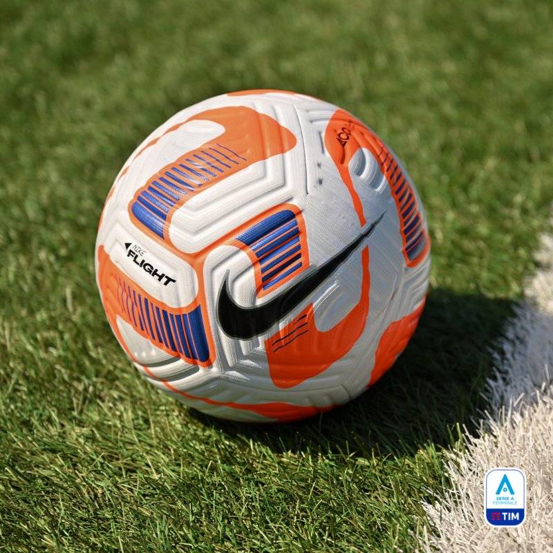 SerieA_Women's tweet photo. ⚽️💥 𝑵𝒊𝒌𝒆 𝑭𝒍𝒊𝒈𝒉𝒕 è il pallone ufficiale della Serie A Femminile @TIM_Official 22/23! @Nike continua così a supportare il movimento femminile italiano 💪🏻
🆕️ Il nuovo pallone verrà utilizzato anche per le gare di B, Coppa Italia e Supercoppa 🏆