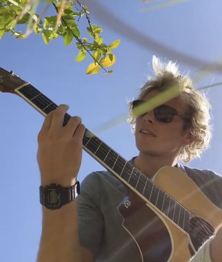 someone come rest their head on my lap while i play them a song. please. 🫶🏼