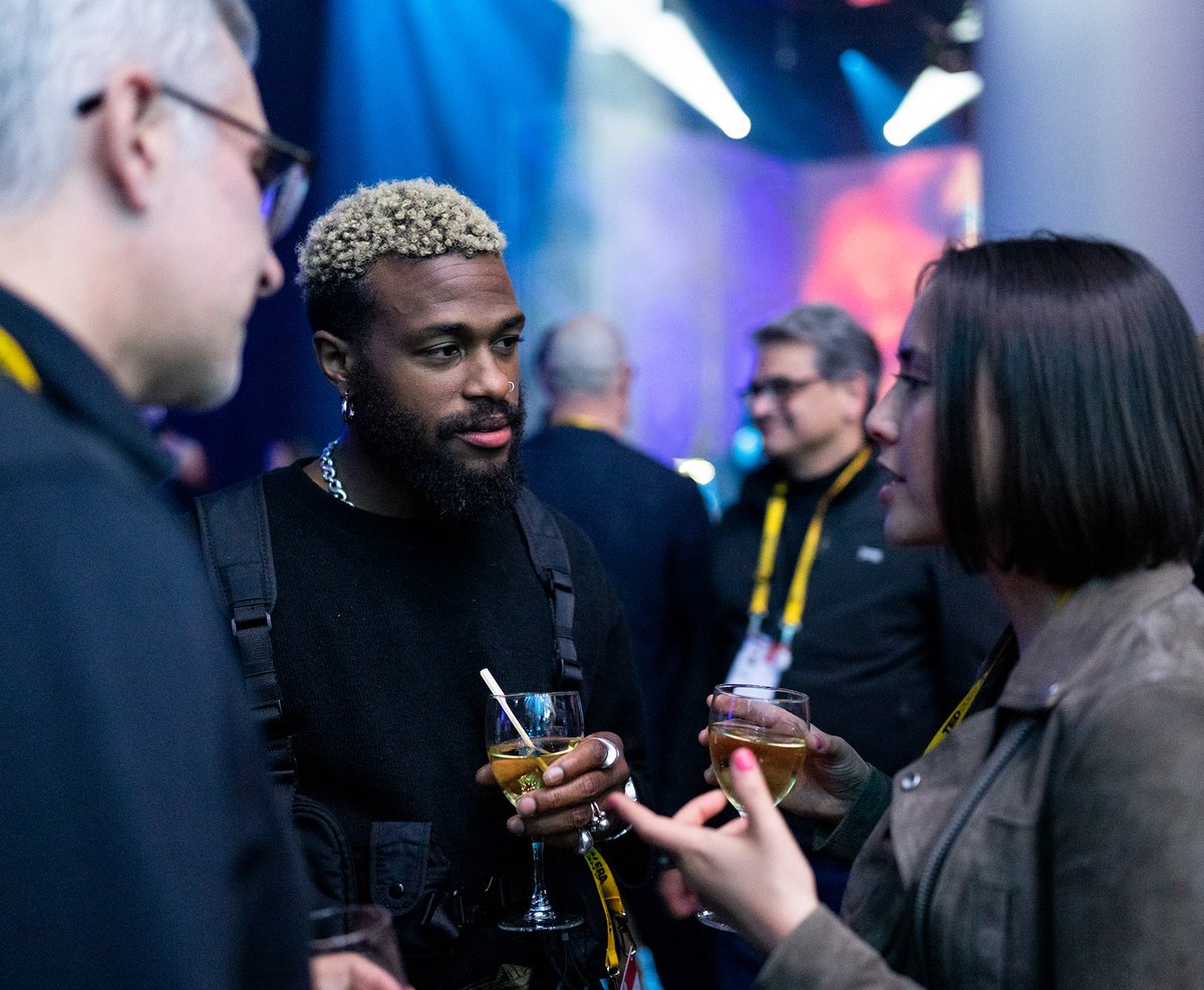 Wenn wir voneinander lernen und zusammenarbeiten, können wir unsere Ziele noch schneller erreichen 💚

Dankbar für die Möglichkeit, so viele Ideen und Erfahrungen mit anderen <a href="/TEDTalks/">TED Talks</a> Speaker:innen rund um den Globus auszutauschen 🙏🏼

📸 <a href="/BretHartman/">Bret Hartman</a>