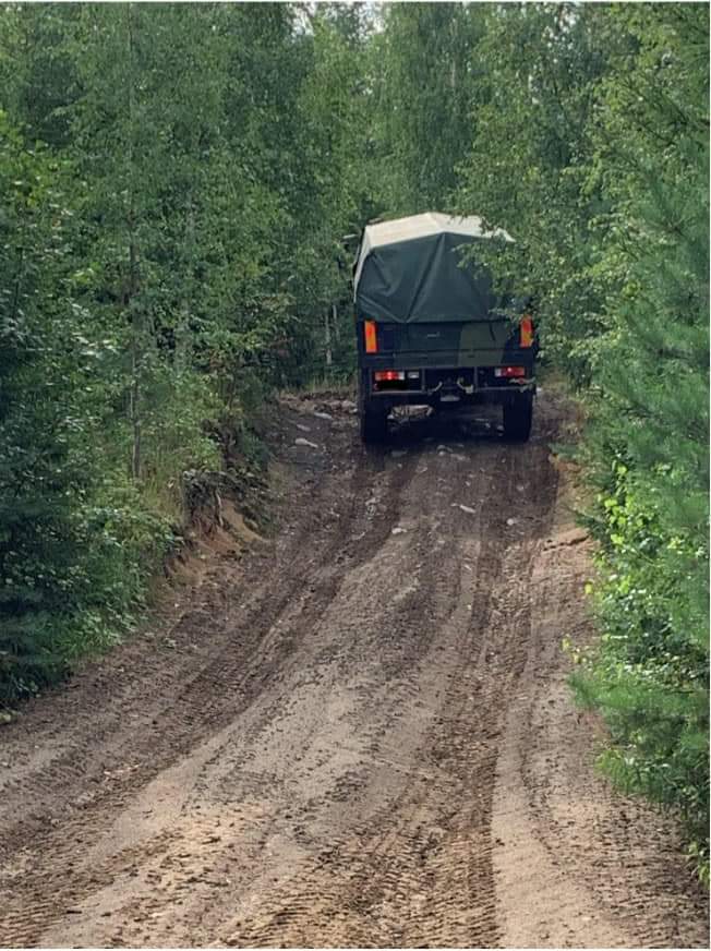 PanssariPR's tweet photo. Viime viikolla ensimmäisen panssarihuoltokomppanian sekä autokomppanian vanhemman saapumiserän sotilaskuljettajat syvensivät osaamistaan mm. ajoneuvon naamioimisessa, maastoajossa ja kuorman käsittelyssä.
#PSPR #PARHP #PSHK #AUTOK https://t.co/Ca6Kf5y9lG