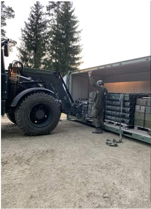PanssariPR's tweet photo. Viime viikolla ensimmäisen panssarihuoltokomppanian sekä autokomppanian vanhemman saapumiserän sotilaskuljettajat syvensivät osaamistaan mm. ajoneuvon naamioimisessa, maastoajossa ja kuorman käsittelyssä.
#PSPR #PARHP #PSHK #AUTOK https://t.co/Ca6Kf5y9lG