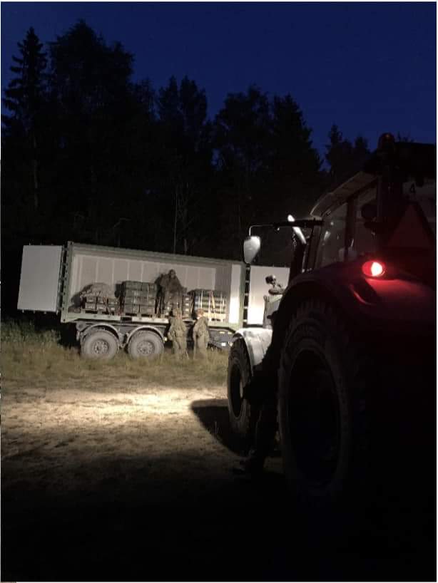PanssariPR's tweet photo. Viime viikolla ensimmäisen panssarihuoltokomppanian sekä autokomppanian vanhemman saapumiserän sotilaskuljettajat syvensivät osaamistaan mm. ajoneuvon naamioimisessa, maastoajossa ja kuorman käsittelyssä.
#PSPR #PARHP #PSHK #AUTOK https://t.co/Ca6Kf5y9lG