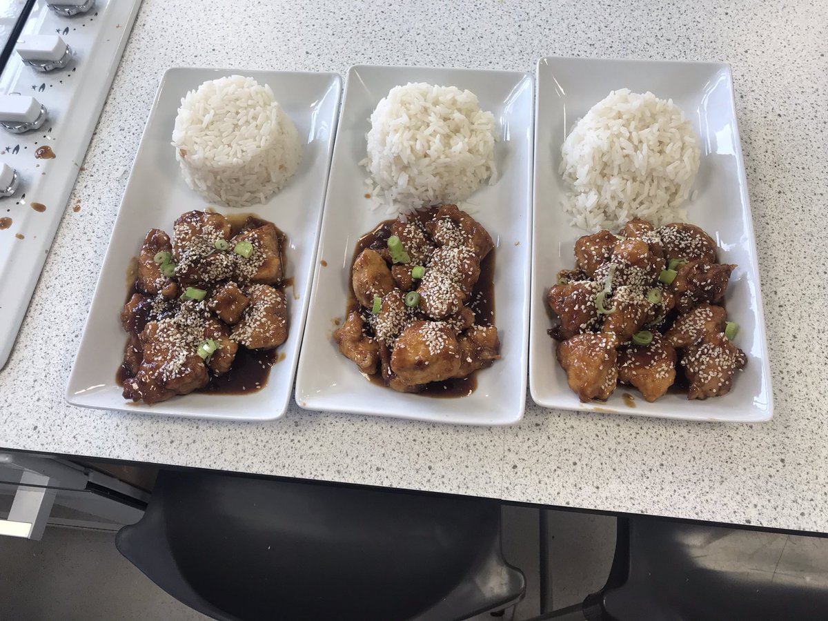 ForAcadHE's tweet image. Cooking for students sesame chicken!!! Yum yum