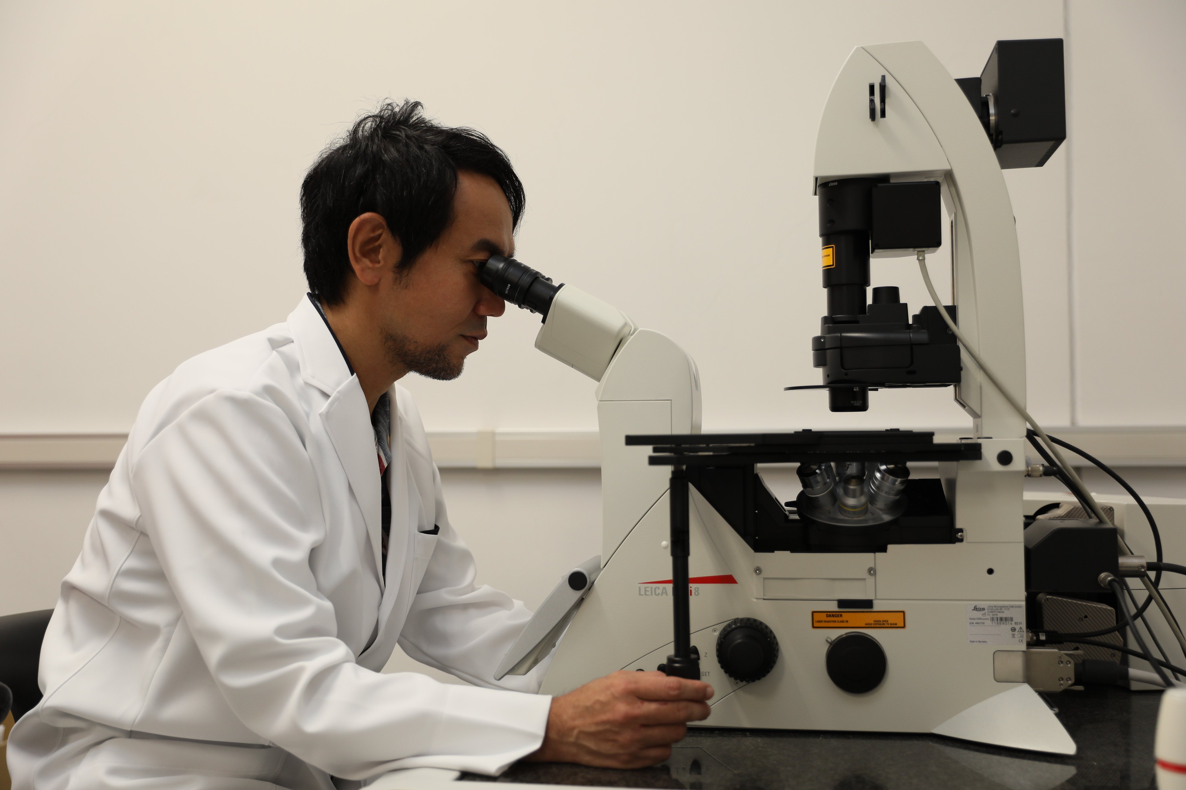 産業技術総合研究所 産総研 Q ドリル運動しているのはどんな生物 バークホルデリア という体長2mmほどの細菌です 1 数本の べん毛 をスクリューのように回転させて液体中を泳ぎます 今回映像でとらえたドリル運動は このスクリュー運動の逆