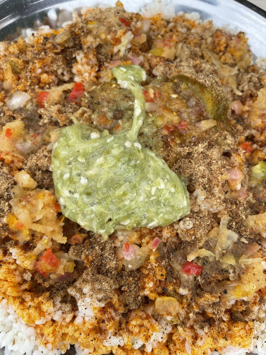 debarros_miguel's tweet photo. Aua Baldé, 43 anos, 4 filhos. É a face do comércio de comida na cidade de Bafatá, fazendo desta atividade a principal fonte de renda e de serviço de proximidade na cidade velha de Bafatá. Há mais de 10 anos que cozinha diariamente 20kgs de arroz com caldo de mancarra e futi.🌹🙏🏿 https://t.co/rspEqpCpCE