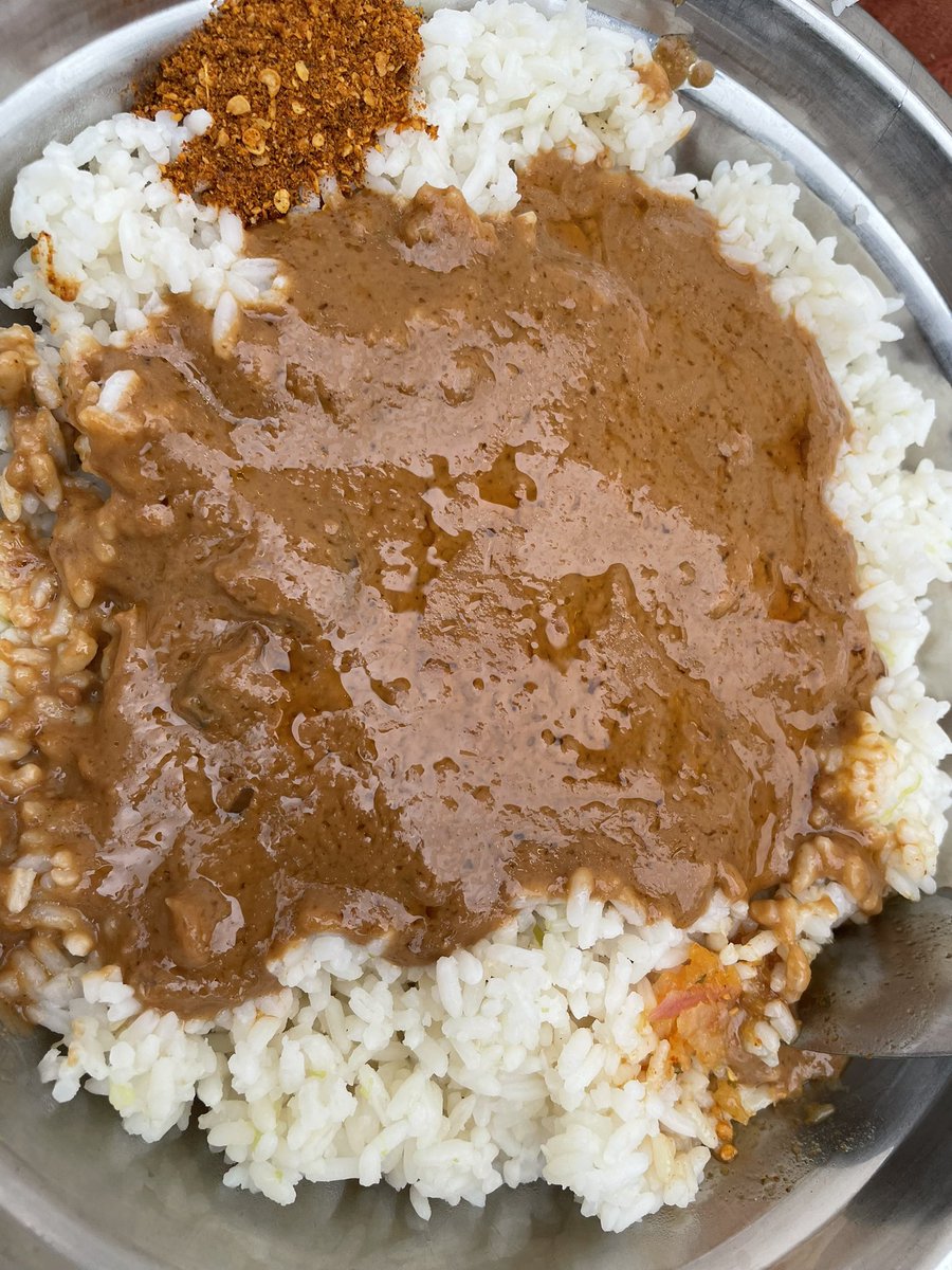 debarros_miguel's tweet photo. Aua Baldé, 43 anos, 4 filhos. É a face do comércio de comida na cidade de Bafatá, fazendo desta atividade a principal fonte de renda e de serviço de proximidade na cidade velha de Bafatá. Há mais de 10 anos que cozinha diariamente 20kgs de arroz com caldo de mancarra e futi.🌹🙏🏿 https://t.co/rspEqpCpCE
