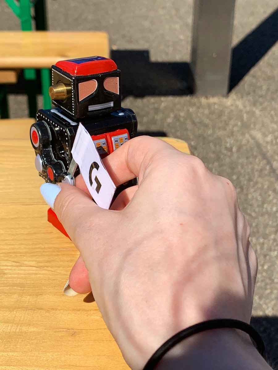 xWaffelchen's tweet photo. @LogitechGDE Gefunden! Und durfte sogar die Hand schütteln. Sehr cooler #LogiBot 🤖 https://t.co/jdXkHj2poB