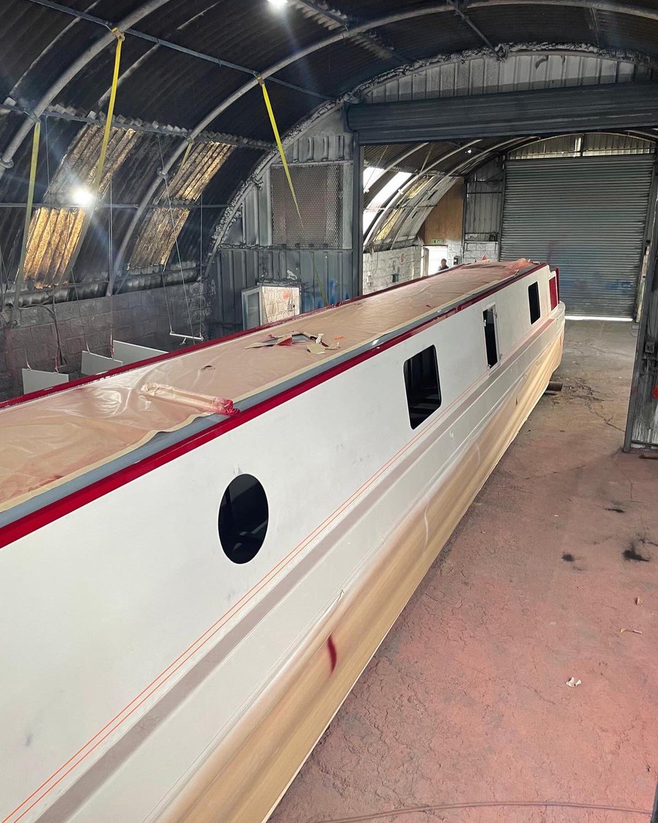 NBofDistinction's tweet photo. Meanwhile, in Ollerton, Marcus of AEEngineering (the unit behind XR&amp;D) has started the paint job on Kim and Jon’s boat (boat no. 19 - yet to be named) #narrowboat #newnarrowboat #narrowboatpainting https://t.co/PBcpZ6827Y