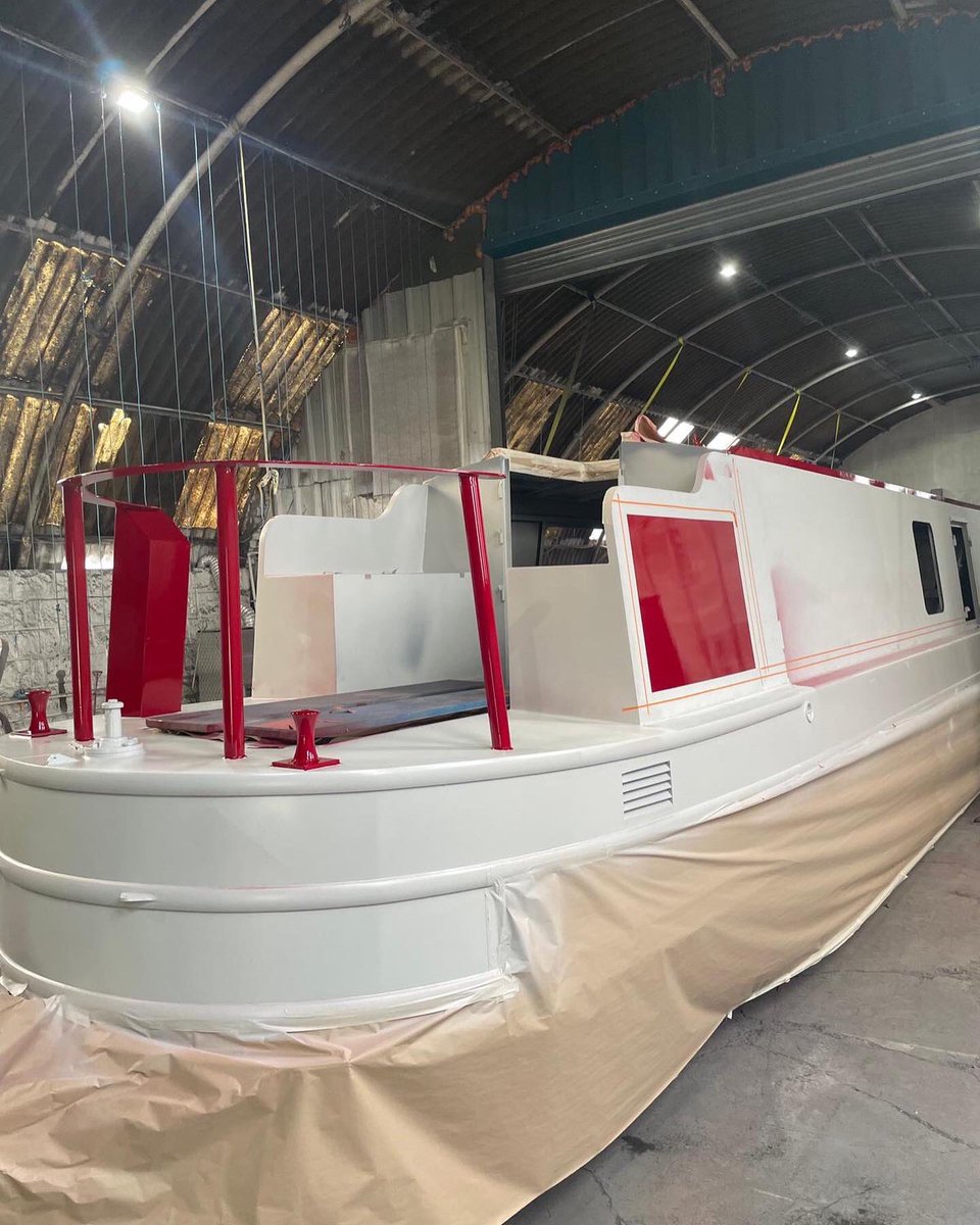 NBofDistinction's tweet photo. Meanwhile, in Ollerton, Marcus of AEEngineering (the unit behind XR&amp;D) has started the paint job on Kim and Jon’s boat (boat no. 19 - yet to be named) #narrowboat #newnarrowboat #narrowboatpainting https://t.co/PBcpZ6827Y