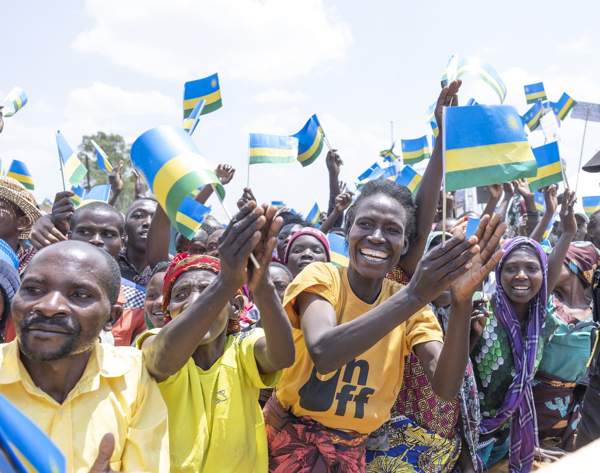UrugwiroVillage's tweet photo. President Kagame has arrived at Kibingo ground in Ruhango, where he is now speaking with over 50,000 residents of the Southern Province during today’s #CitizenOutreach. #KwegeraAbaturage https://t.co/zX3b1QyUx2