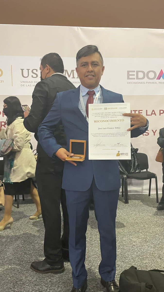 zonabg53's tweet photo. La @zonabg53 felicita al profr. José Luis Franco Téllez quien recibió el reconocimiento a la Práctica  Educativa  implementada durante la contingencia #COVID19 con su narrativa #Carrusel_de_emociones_en_el_desarrollo_de_nuevos_materiales_de_enseñanza_aprendizaje.
@oficial118 https://t.co/iIfw7BKE6J