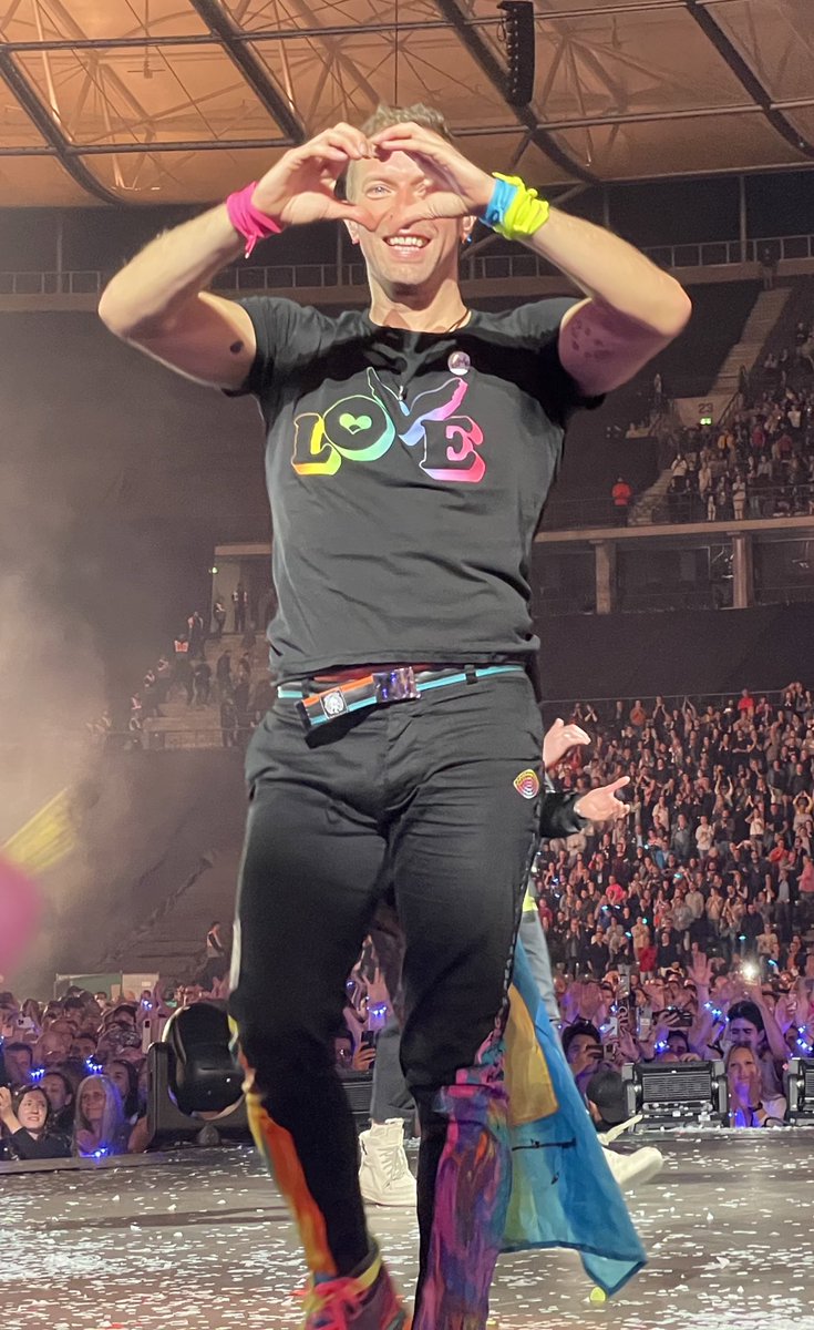 MrNoOne1982's tweet photo. Chris Martin de Coldplay mirando su cuenta corriente en este momento #ColdplayBarcelona https://t.co/Ml6kEDKj4P