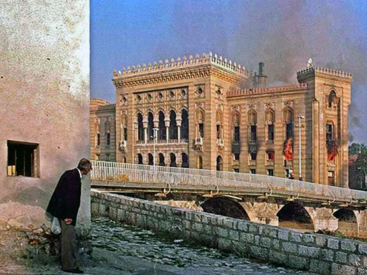 BerbicAzra's tweet photo. Sarajevo City Hall (+ National Library at the time) was shelled by VRS and JNA in night from August 25. to 26. 1992. 
When the aggressors shelled the City Hall, 90% of its book collection was burned. The library held 1.5 million volumes, over 155,000 rare books and manuscripts ⤵️ https://t.co/Vgd88LL5ts