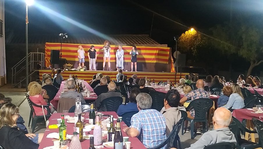 castellvimarca's tweet photo. FESTA MAJOR | Comencem el repàs dels actes de la Festa Major de Castellví de la Marca!
El divendres, després del repic de campanes i llançament de coets, vam gaudir del sopar de germanor amenitzat per @dragdivax
#castellvídelamarca #fmcastellví22 #sopardegermanor https://t.co/vvkfJUFc0b