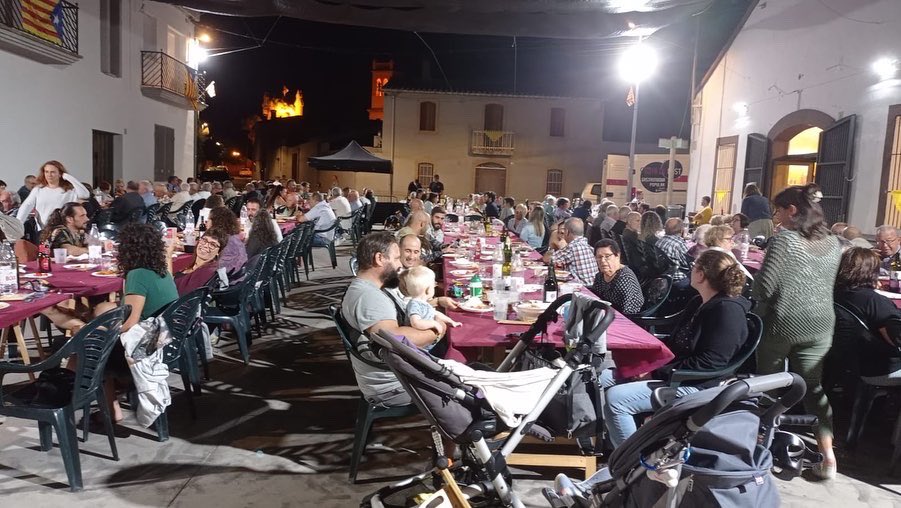 castellvimarca's tweet photo. FESTA MAJOR | Comencem el repàs dels actes de la Festa Major de Castellví de la Marca!
El divendres, després del repic de campanes i llançament de coets, vam gaudir del sopar de germanor amenitzat per @dragdivax
#castellvídelamarca #fmcastellví22 #sopardegermanor https://t.co/vvkfJUFc0b