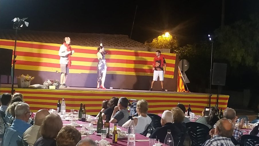 castellvimarca's tweet photo. FESTA MAJOR | Comencem el repàs dels actes de la Festa Major de Castellví de la Marca!
El divendres, després del repic de campanes i llançament de coets, vam gaudir del sopar de germanor amenitzat per @dragdivax
#castellvídelamarca #fmcastellví22 #sopardegermanor https://t.co/vvkfJUFc0b