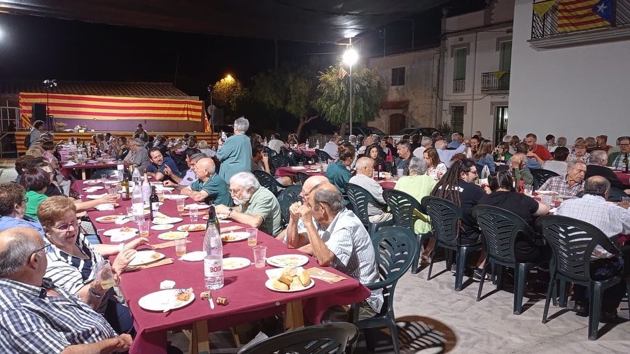 castellvimarca's tweet photo. FESTA MAJOR | Comencem el repàs dels actes de la Festa Major de Castellví de la Marca!
El divendres, després del repic de campanes i llançament de coets, vam gaudir del sopar de germanor amenitzat per @dragdivax
#castellvídelamarca #fmcastellví22 #sopardegermanor https://t.co/vvkfJUFc0b