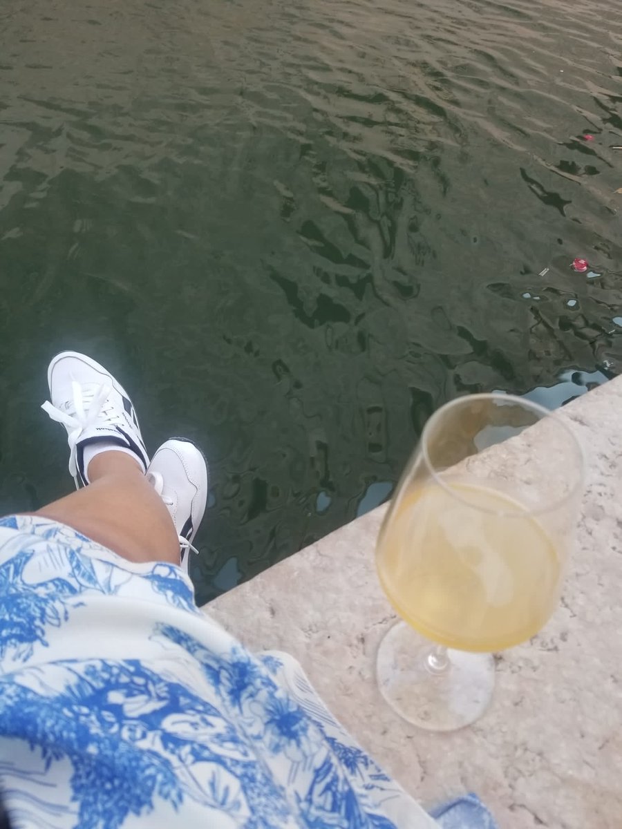 so_tourisme's tweet image. #AvecModération 🥂 En vacances, ici ou ailleurs, rien de tel qu'un petit apéro 👌😊 Bon appétit à toutes et à tous ! 😉🙏 #SoTourisme 🌐🇨🇵🇪🇺