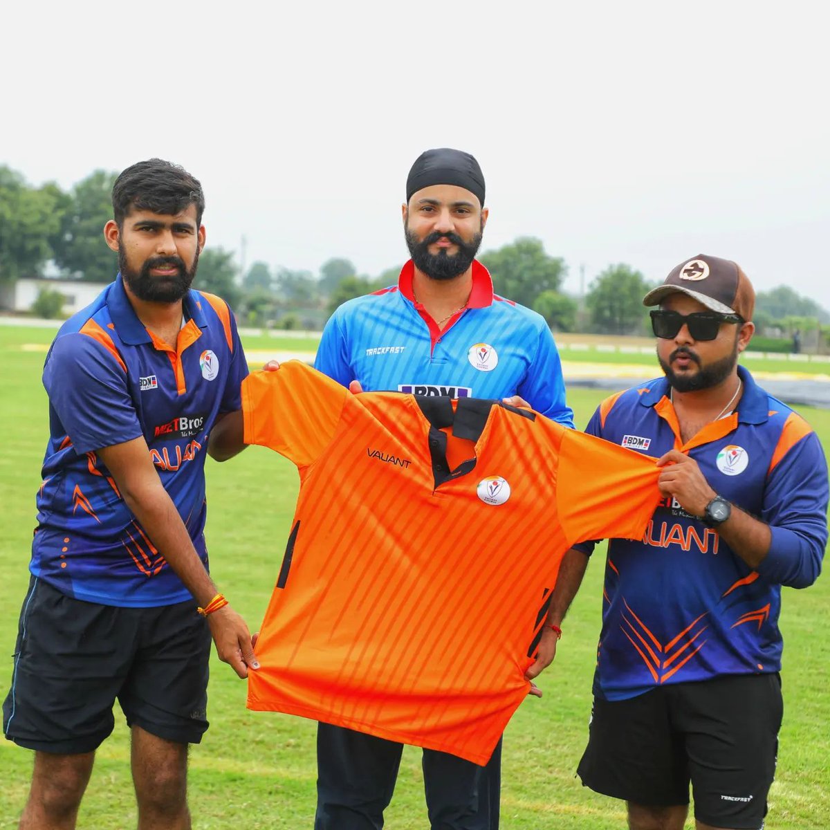 CricketValiant's tweet photo. Valiant Captain @ImJatinder10 and Cricketers @vipulnarigara22 and @richishuklaofficial launched Rest of Valiant official team t shirt for upcoming season. 

#valiantforgoodcause #ValiantCricketTeam #JatinderSingh #VipulNarigara #RichiShukla #Cricket #lovecricket #RestOfValiant https://t.co/h5bcUAkMLl
