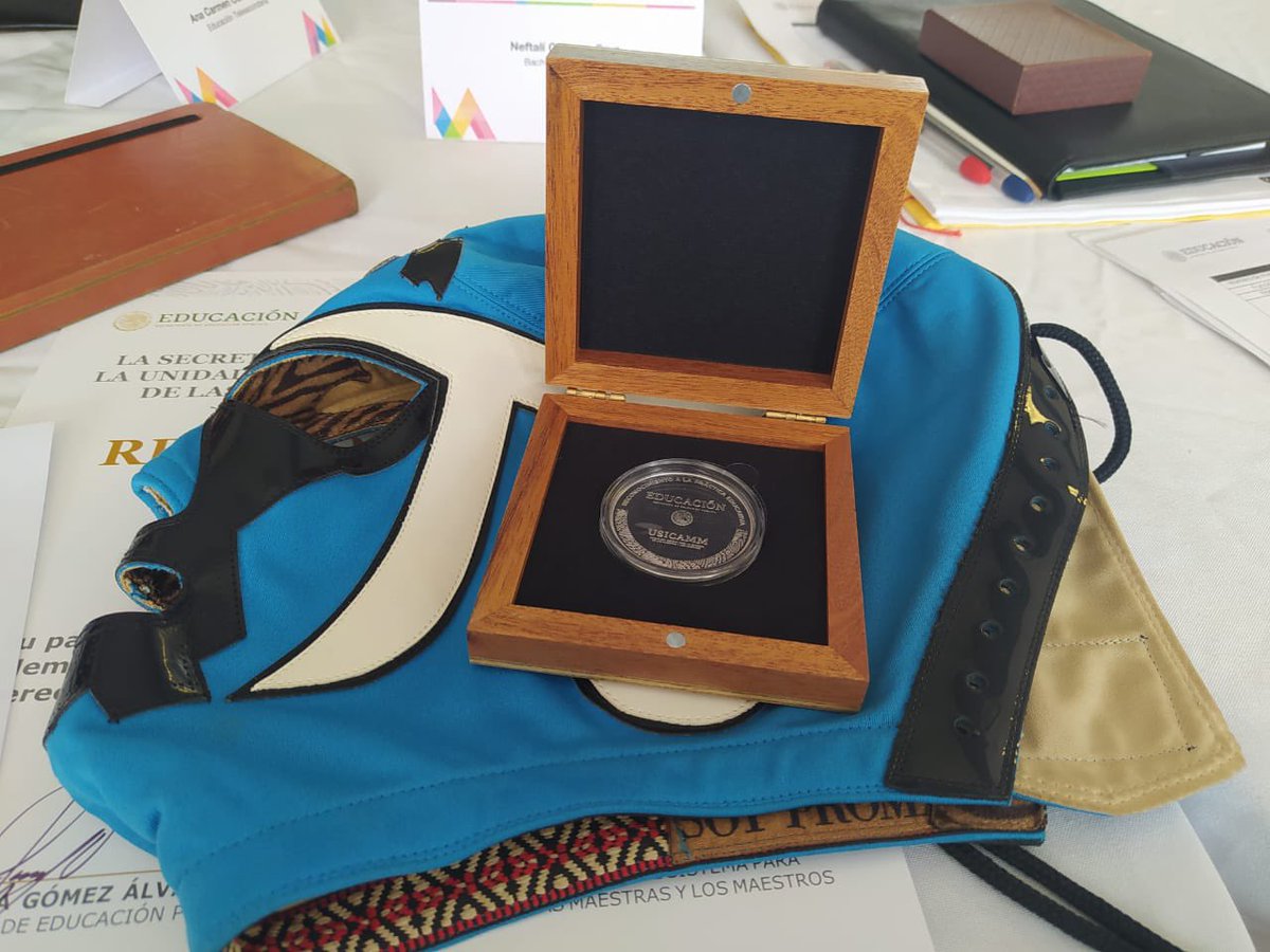 zonabg53's tweet photo. La @zonabg53 felicita al profr. Neftalí Cabrera Cruz quien recibió el reconocimiento a la Práctica  Educativa  implementada durante la contingencia #COVID19 con su narrativa #El_aula_Invertida_Estrategia_perrona_en_tiempos_de_pandemia
Conoce su canal https://t.co/pIQy1c9yFi https://t.co/ICRc8oXfcD
