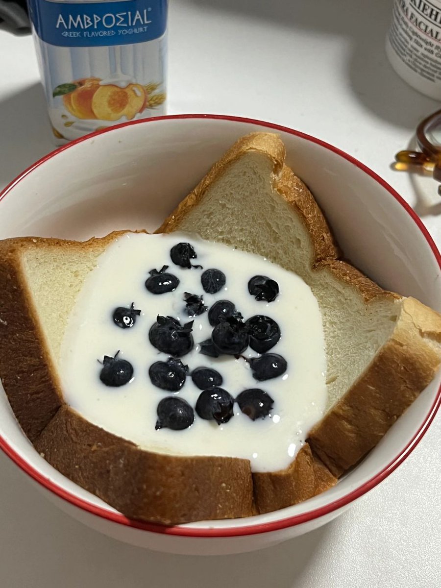 Winnie98109568's tweet photo. Morning, my breakfast is blueberry yogurt toast https://t.co/qlrb4qGXWK