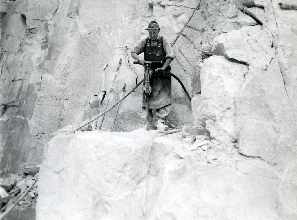 WhealMartyn's tweet photo. Another Thursday morning, another #ClayStories post from us! In this picture is Tony Underwood drilling with a pneumatic drill for primary blasts at Goonvean quarry in 1951. I wonder if there are any relatives around?
#ThrowbackThursday #Cornwall #ClayMining #MuseumArchive https://t.co/PXWiYTW4AS