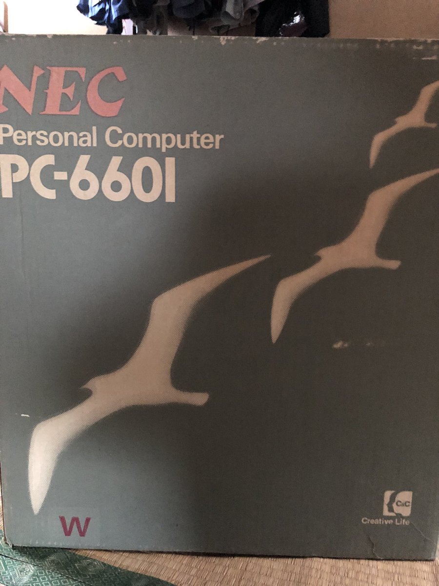 nabemar1128's tweet image. マイ・ファースト・パーソナルコンピューター

実家で発見しました。
実際にはこの前にぴゅう太というパソコンみたいなのも持ってました。
PC6601は音楽の機能もあり、ロボットボイスで歌ったりも出来たんですよ。まるでクラフトワークみたいに。

#myfirstpc #pc #pc6601 #ぴゅう太 #クラフトワーク