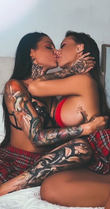 Do you love tattoed girls ? Retweet if you love tattoos .. fuck this scene was hot https://t.co/taxu