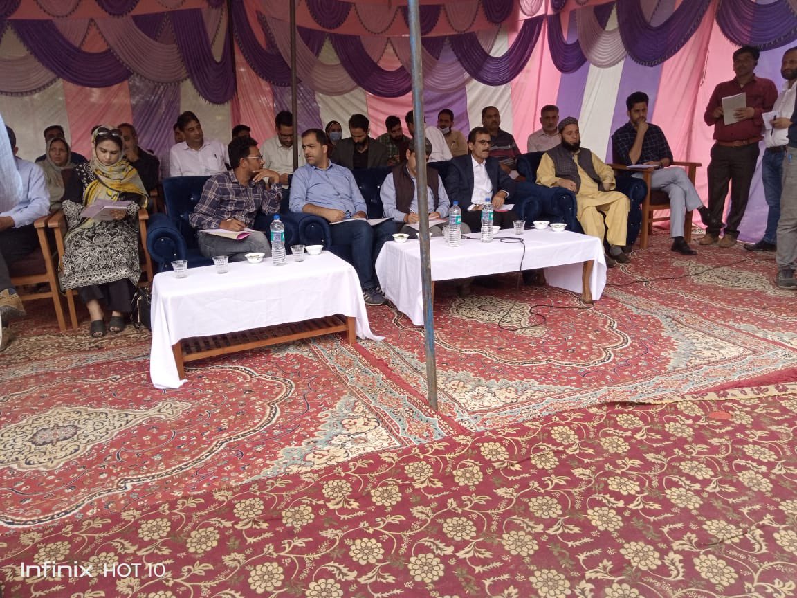 BlockKhag's tweet photo. Yesterday, Block Diwas was conducted at Sugen. Besides,ADC Budgam Mr. Akramullah Tak who chaired the function many district and block level officers attended this outreach programme. Many issues regarding developmental activities wr raised by people &amp; solved by officials on spot. https://t.co/iru76bPDu3