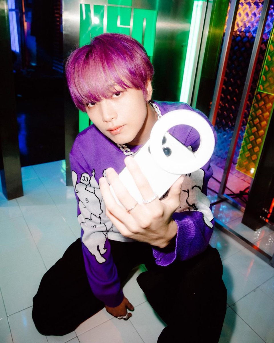 hweachan's tweet photo. But first... let me take a selfie. [beat drop] https://t.co/hLSLBEw2fD