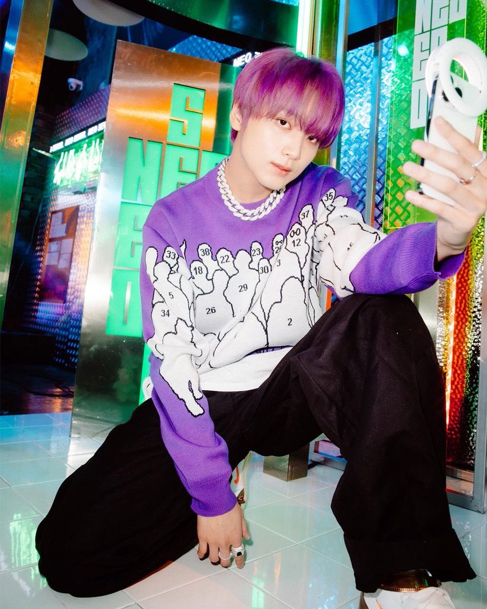 hweachan's tweet photo. But first... let me take a selfie. [beat drop] https://t.co/hLSLBEw2fD