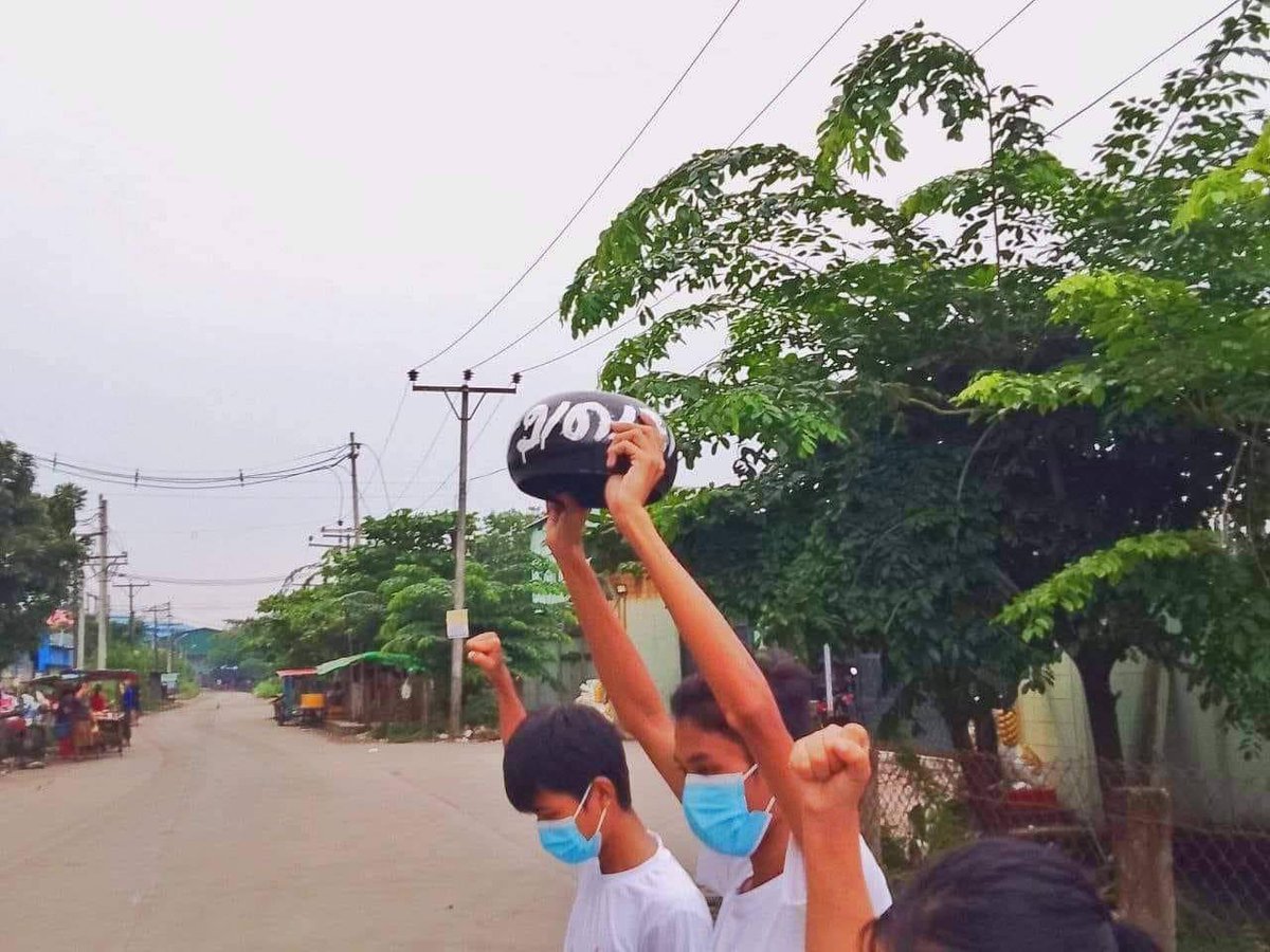 eushwan's tweet photo. Valiant and bold civilians of Yangon protested against military dictatorship by using Guerilla tactics to avoid bullets.   #2022Aug25Coup #HelpMyanmarIDPs #WhatsHappeningInMyanmar https://t.co/aTgCIuK7wP