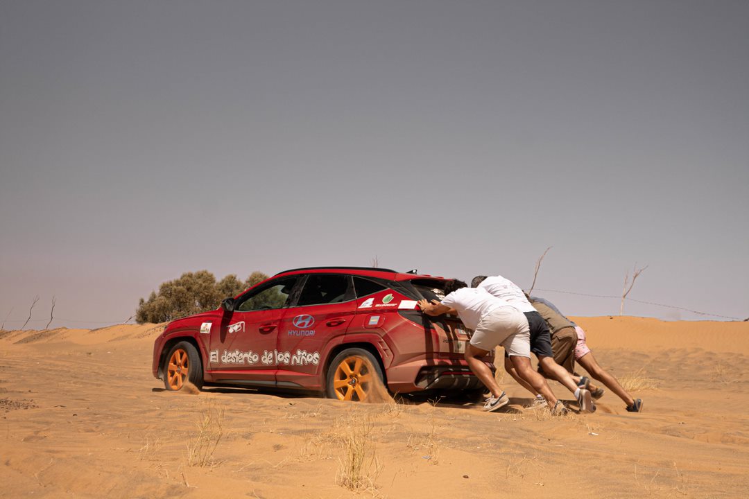 Faros led, banderas para los coches de organización, planchas de arena, compresores, eslingas, gatos hinchables... El #DesiertoNiños2022 no sería lo mismo sin todas las ayudas de los "juguetes" de <a href="/Promyges/">Promyges</a>, que nos facilitan mucho las cosas. 💪💪💪