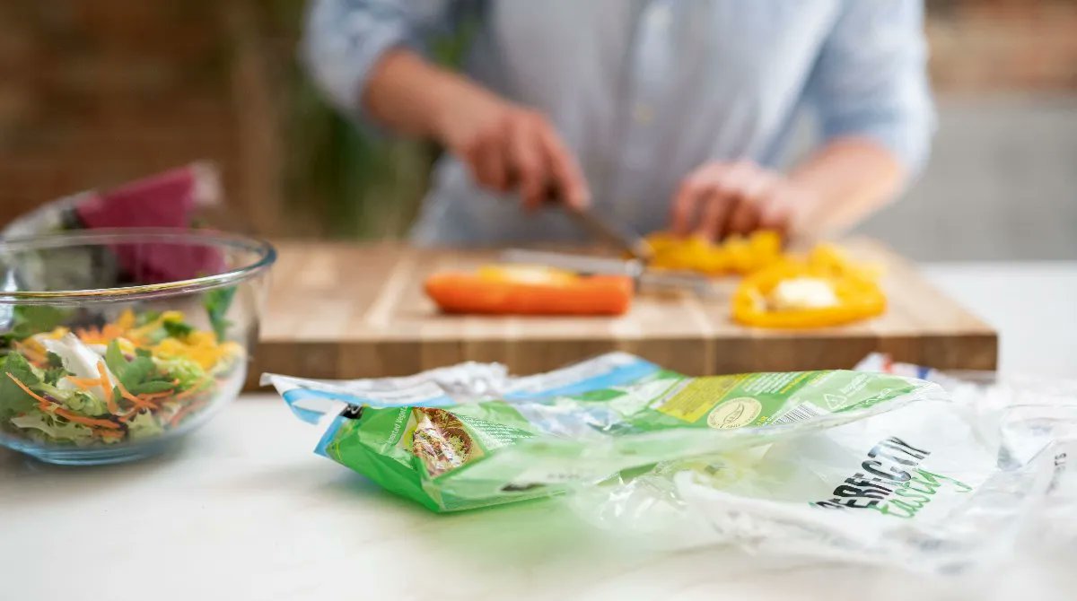 Did you know that you can take #PlasticBags and wrapping like salad bags, bread bags and crisp packs back to store for #recycling? Find your closest store on the 
@recycle_now website 👉 buff.ly/3yuP3Nj

#RepeatTheCycle #Plastics #Recycle #Plastic  @CheltenhamBC