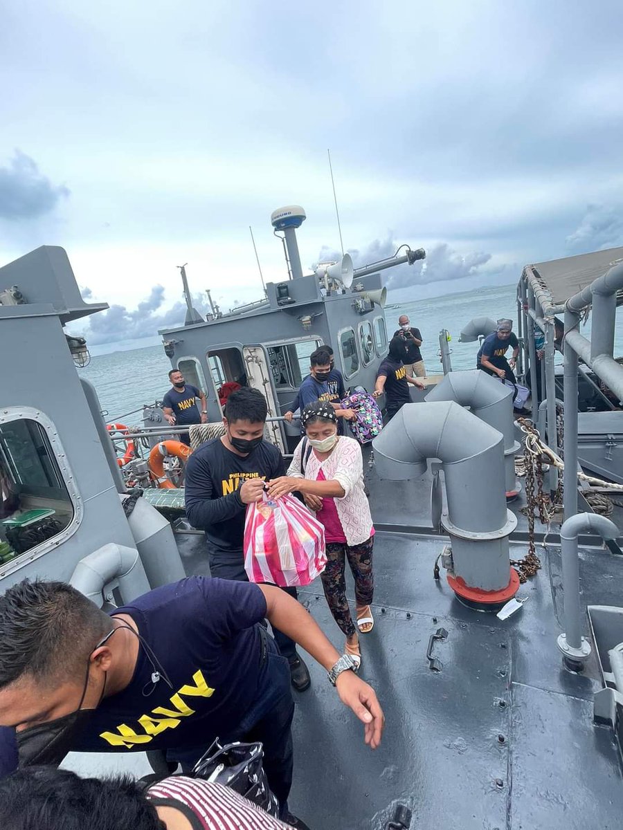 Philippine_Navy's tweet photo. LOOK | PH Navy landing dock arrives at Cuyo for their 400th anniversary of Christianization
👉: https://t.co/LTtliCEpkt
📝/📸: BRP Davao Del Sur (LD602)
#ProtectingtheSeasSecuringOurFuture
#ModernMultiCapablePHNavy
#AFPyoucanTRUST https://t.co/BnGT5EbMNB