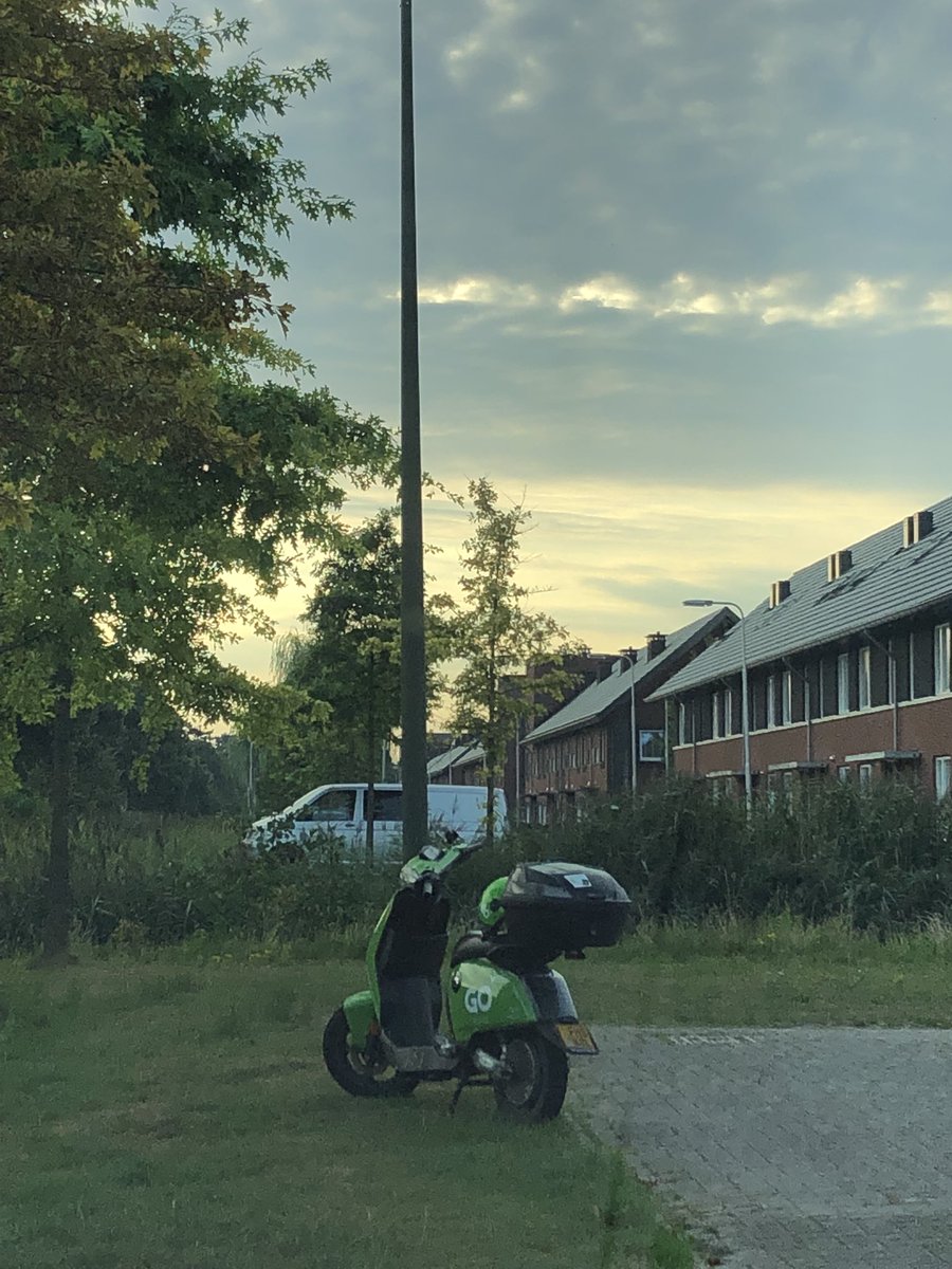 Jurjen16's tweet photo. @gosharingoff Jullie voertuig staat al weer 2 dagen te huur op een locatie in #Bleiswijk die daar niet geschikt voor is. Wat is free floating verhuur van scooters toch een treurig verdienmodel. Waarom laten jullie dit gebeuren @Lansingerland ? https://t.co/Opazltq9w5
