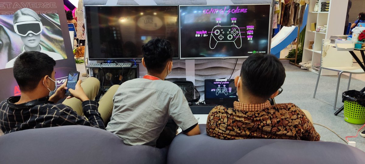 EmYiKay's tweet photo. Masih di #SurabayaGreatExpo 2022!
Sekarang lagi ngeshowcasein Ultra Space Battle Brawl dari Mojiken Studio.
#gamedev #USBB #GADAS #Mojiken #Surabaya https://t.co/ERAKxOXISn