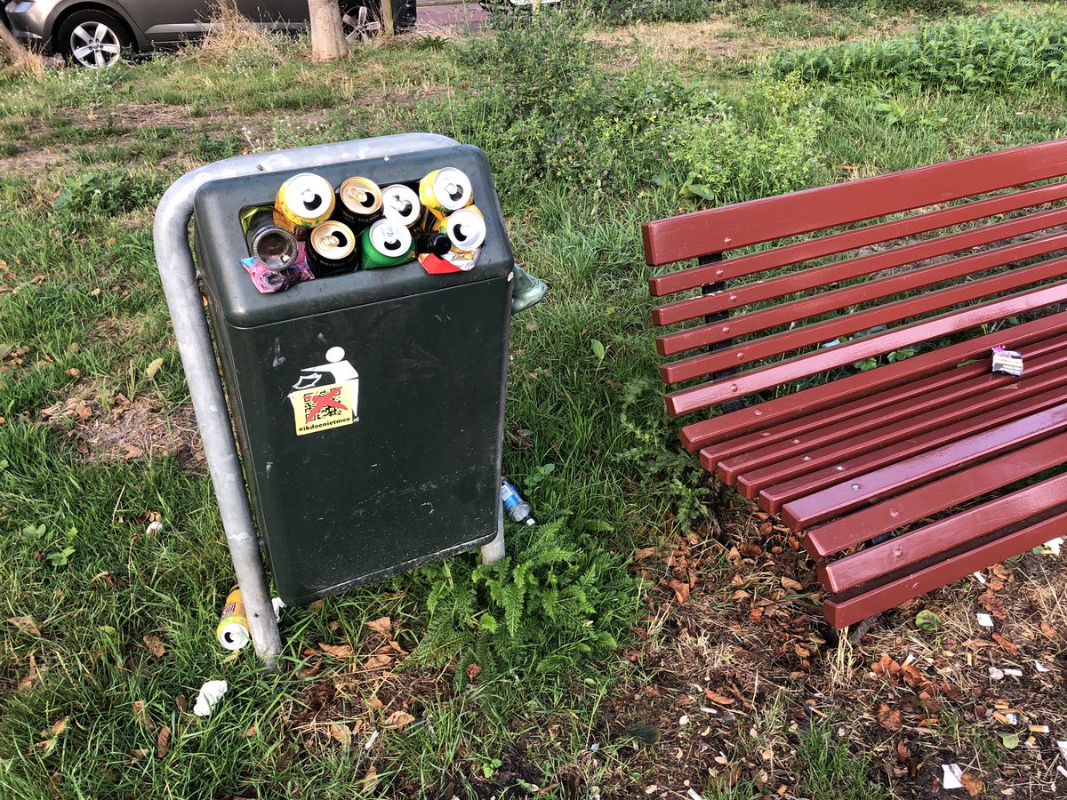 eadeboer's tweet photo. @GemeenteDenHaag, de strook langs de #cromvlietkade in @Gem_Rijswijk is nog steeds Haags grondgebied. Misschien de prullenbakken vaker legen - zijn allemaal overvol! https://t.co/yEOpGLwPti