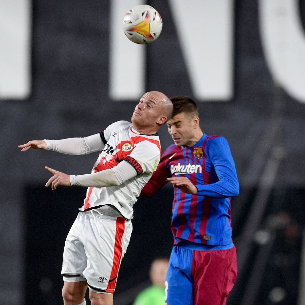 Y si… ¿un jugador que mide 1,69 es el que más duelos aéreos gana de LaLiga?
 
Isi fue la pasada campaña el centrocampista con más duelos aéreos vencidos del campeonato: 61.
 
La historia empezó en Ponferrada, pero vayamos por partes. 👇