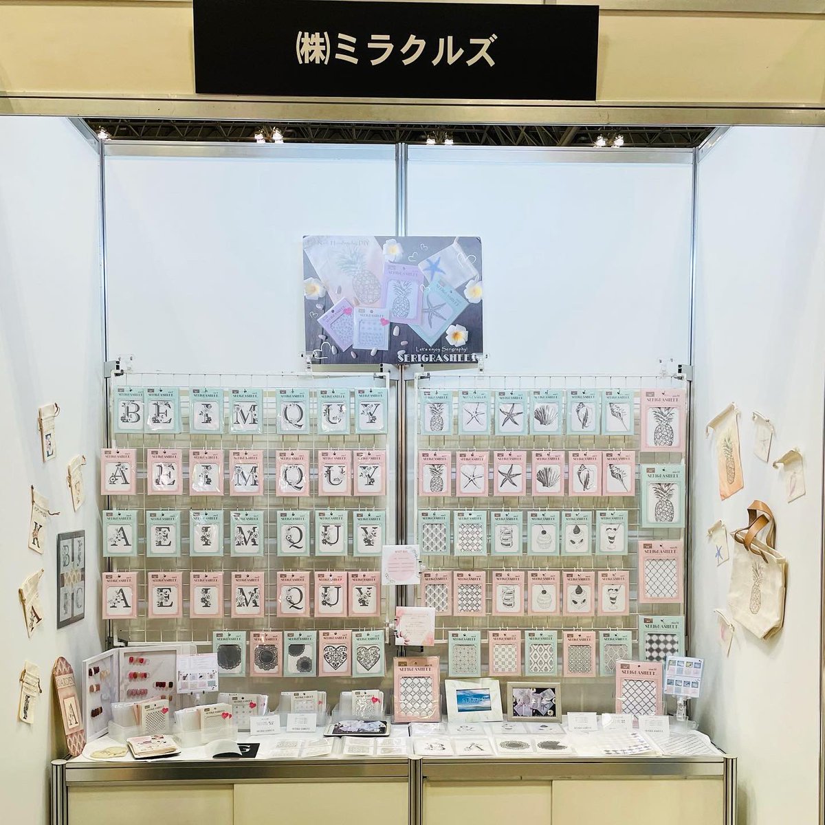 serigrasheet's tweet photo. 「JAPAN DIY HOMECENTER SHOW 2022」開催中！
小さいけど、パネル付けました！

8月25日(木)〜27日(土)
会場：幕張メッセ国際展示場４・５・６ホール
ブース：M-18(ミニ小間)
ブース名：株式会社ミラクルズ

#セリグラフィー
#セリグラシート
#ハンドメイド
#ホビー
#DIY
#シルクスクリーン
@DIYHCSHOW https://t.co/M7GXbwtZNV